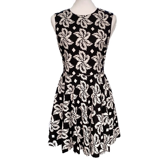 Diane Von Furstenberg Dresses & Skirts - DIANE VON FURSTENBERG black white floral print sleeveless crewneck Jeannie dress